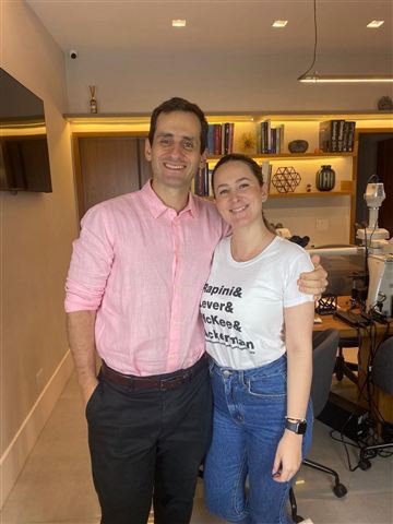 La Dra. con el Dr. Thiago Jeunon