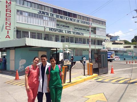 La Dra. con compañeros durante el internado en Guayaquil