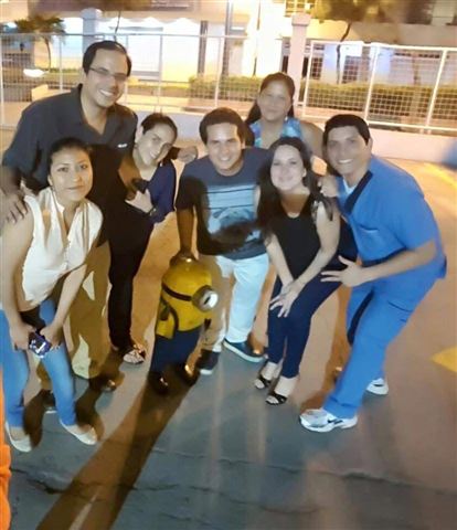 La Dra. con compañeros durante su pasantía en dermatología