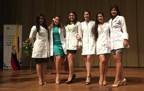 La Dra. con compañeras durante la residencia en Manta