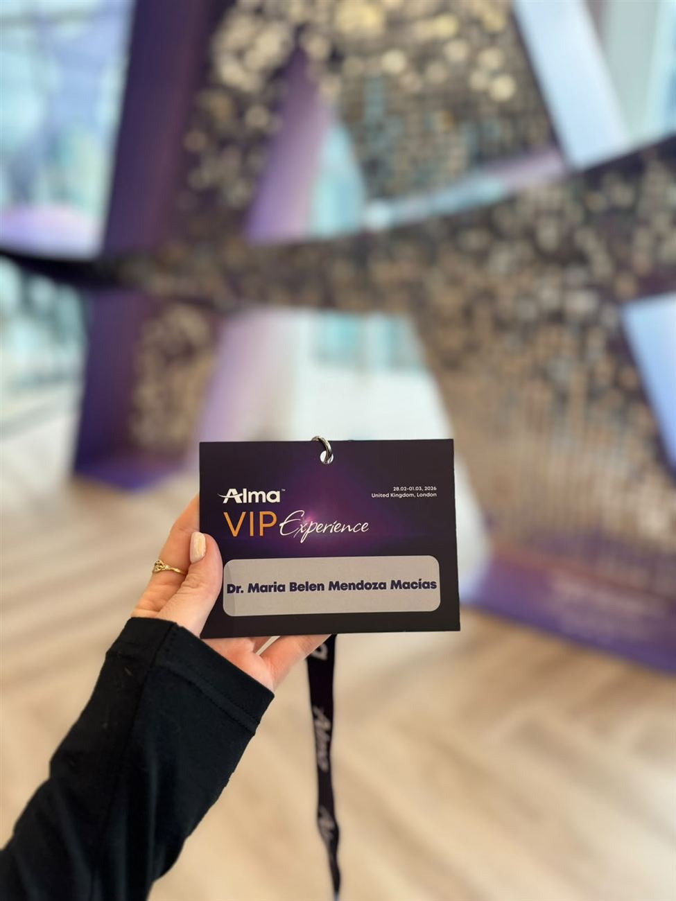 Credencial de la Dra. Belén Mendoza en Alma VIP Experience