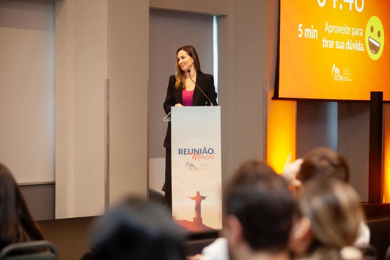 La Dra. Belén Mendoza dando una ponencia