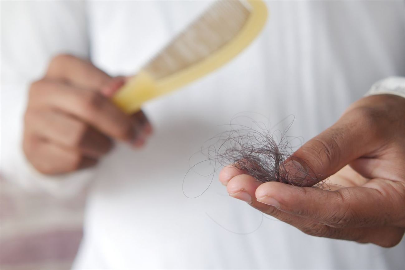 Cabello caído en un peine
