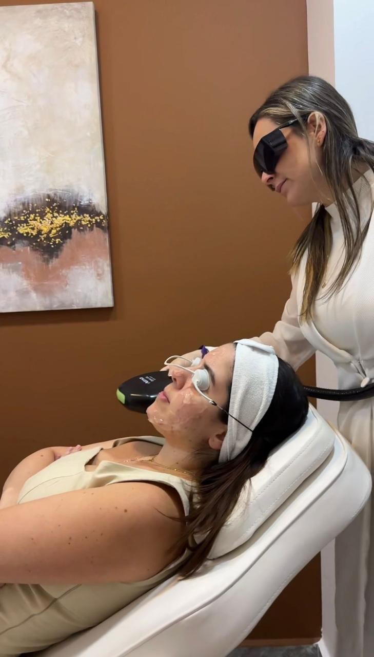 La Dra. Belén Mendoza realizando un tratamiento láser